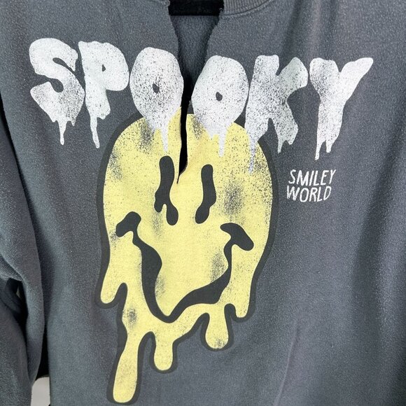 Smiley World gray cropped sweater size large‎ - Picture 2 of 8